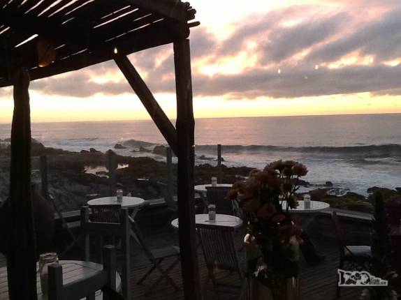 Posição privilegiada do restaurante Costa Luna, em Pichilemu, no litoral central do Chile